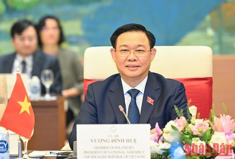 Vuong Dinh Hue interviene en el encuentro.